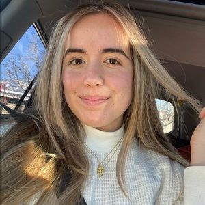 Hi! I'm Maggie here to clean out my closet! Make
me offers!